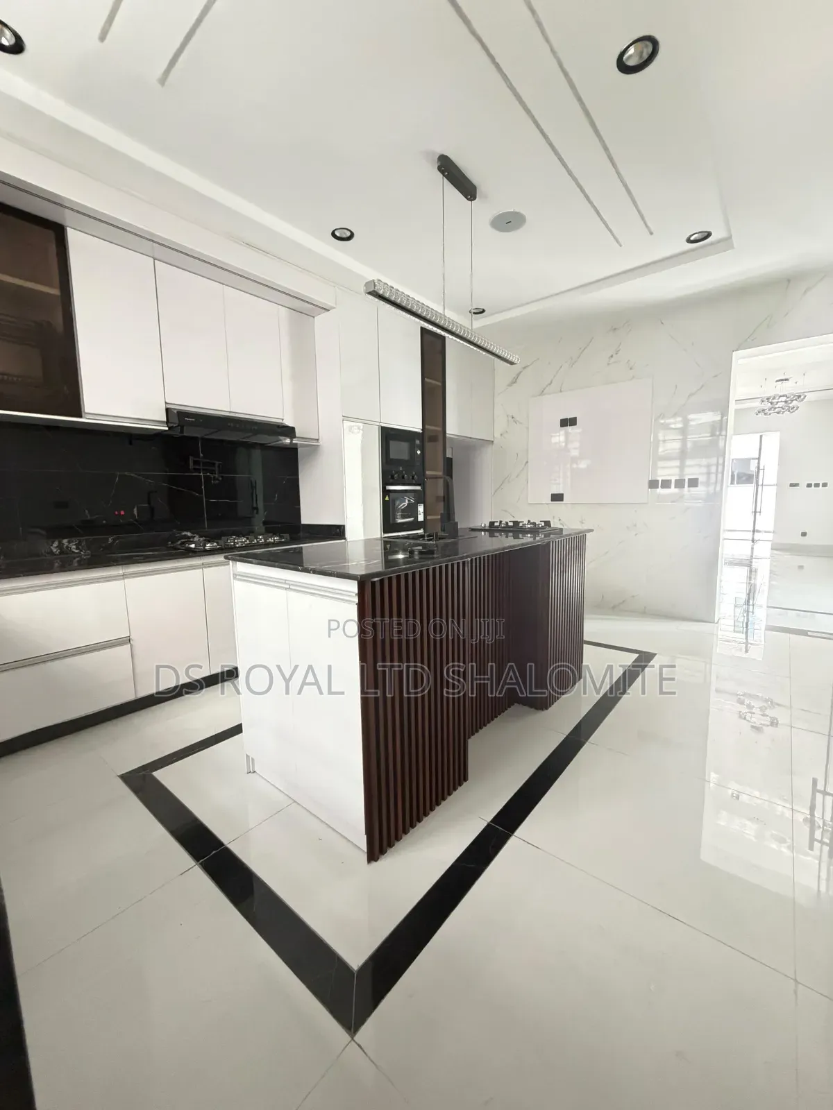 5bdrm Duplex in Chevron for sale