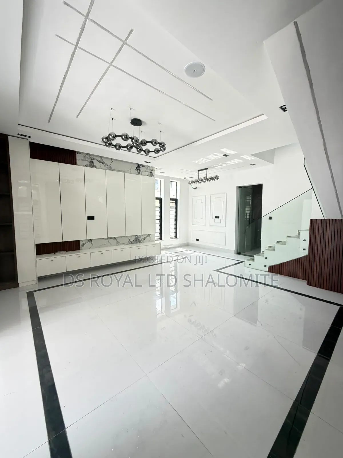 5bdrm Duplex in Chevron for sale