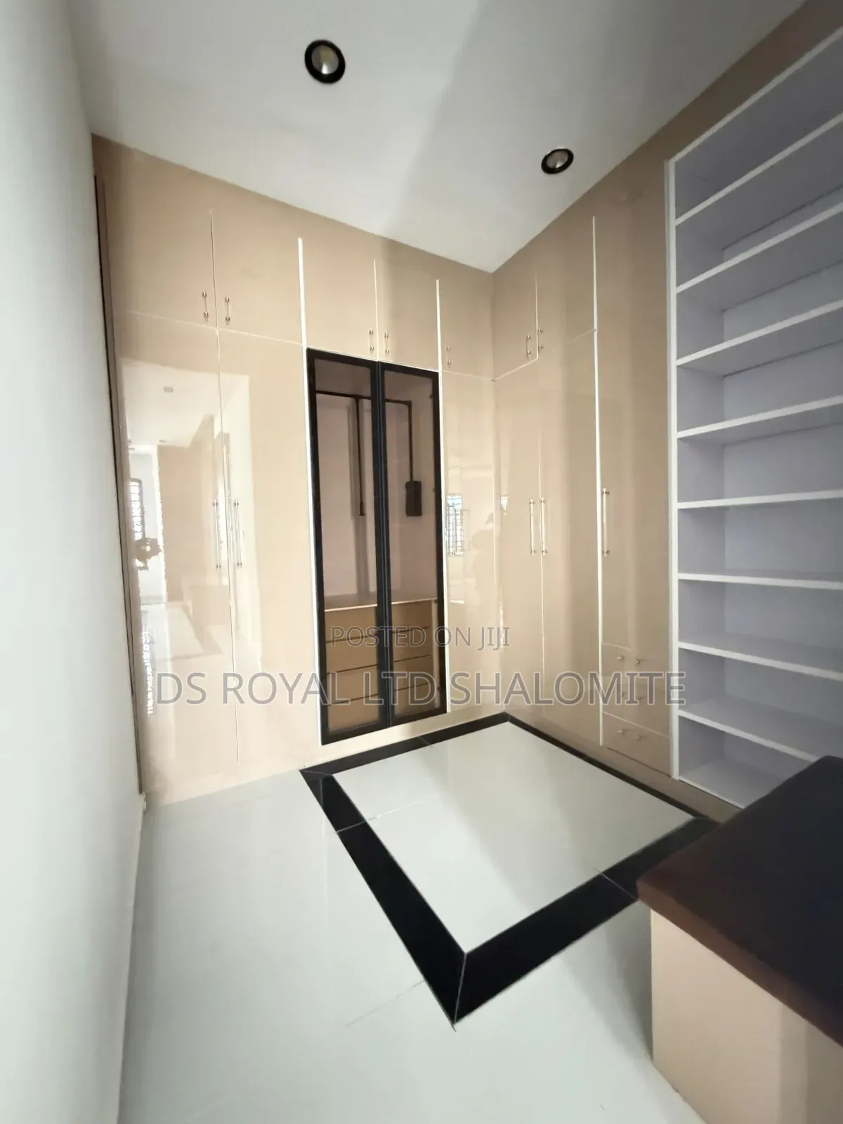 5bdrm Duplex in Chevron for sale