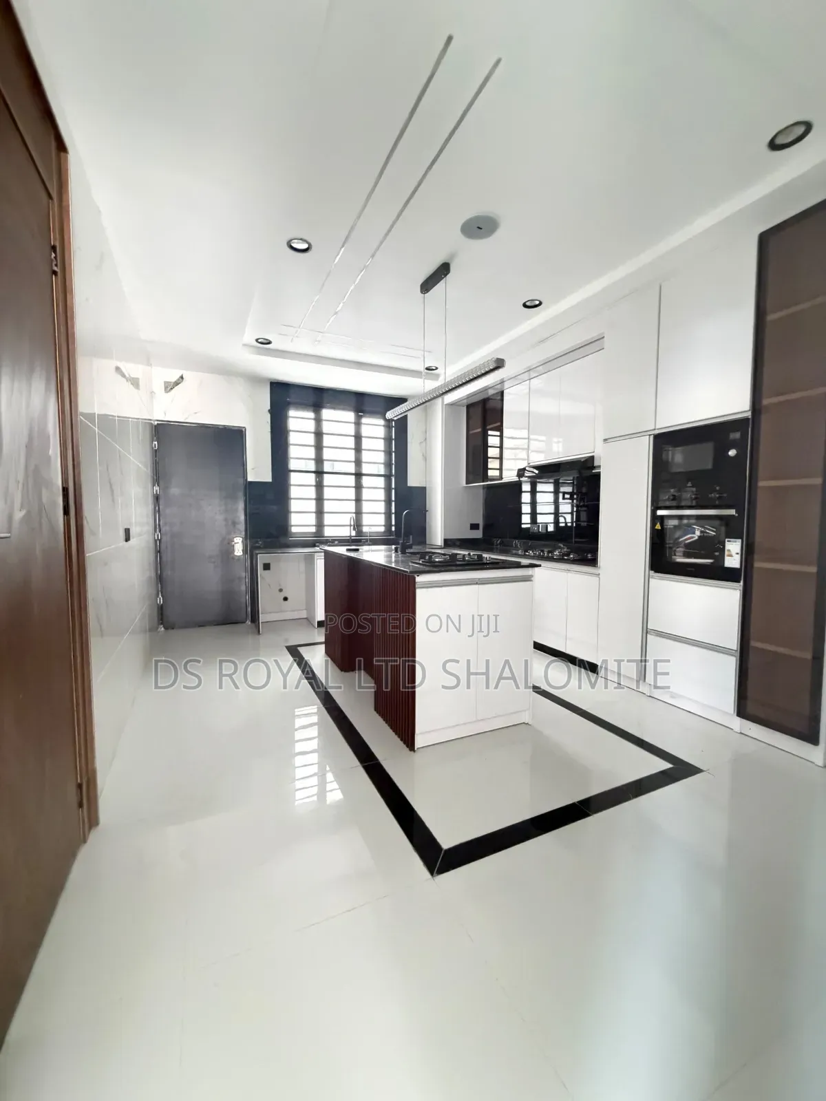5bdrm Duplex in Chevron for sale