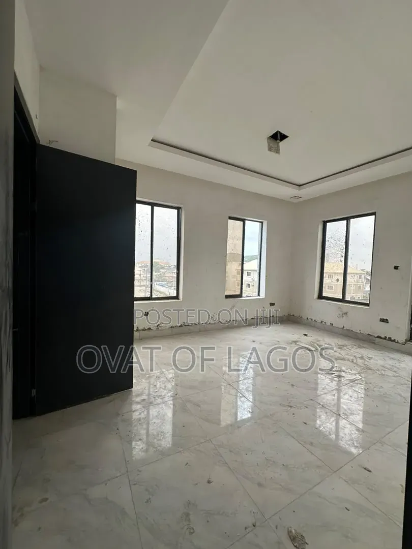 3bdrm Apartment in Victoria Island for sale