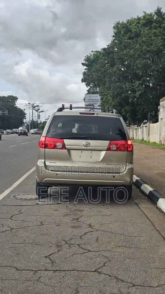 Toyota Sienna XLE AWD 2006 Gold