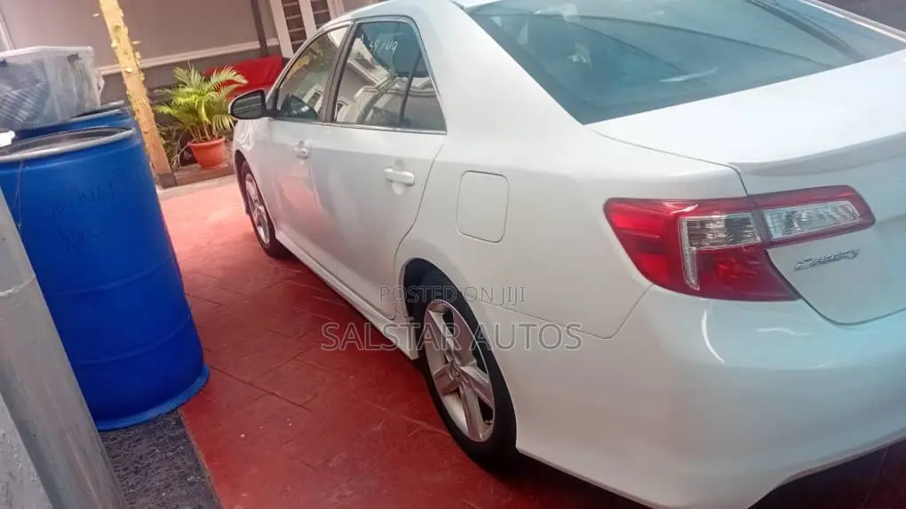 Toyota Camry SE Sport 4dr Sedan (2.5L 4cyl 6A) 2014 White