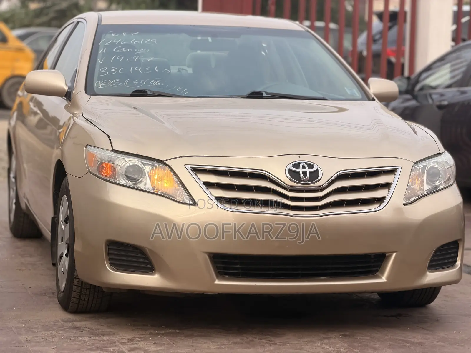 Toyota Camry LE 4dr Sedan (2.5L 4cyl 6A) 2011 Gold