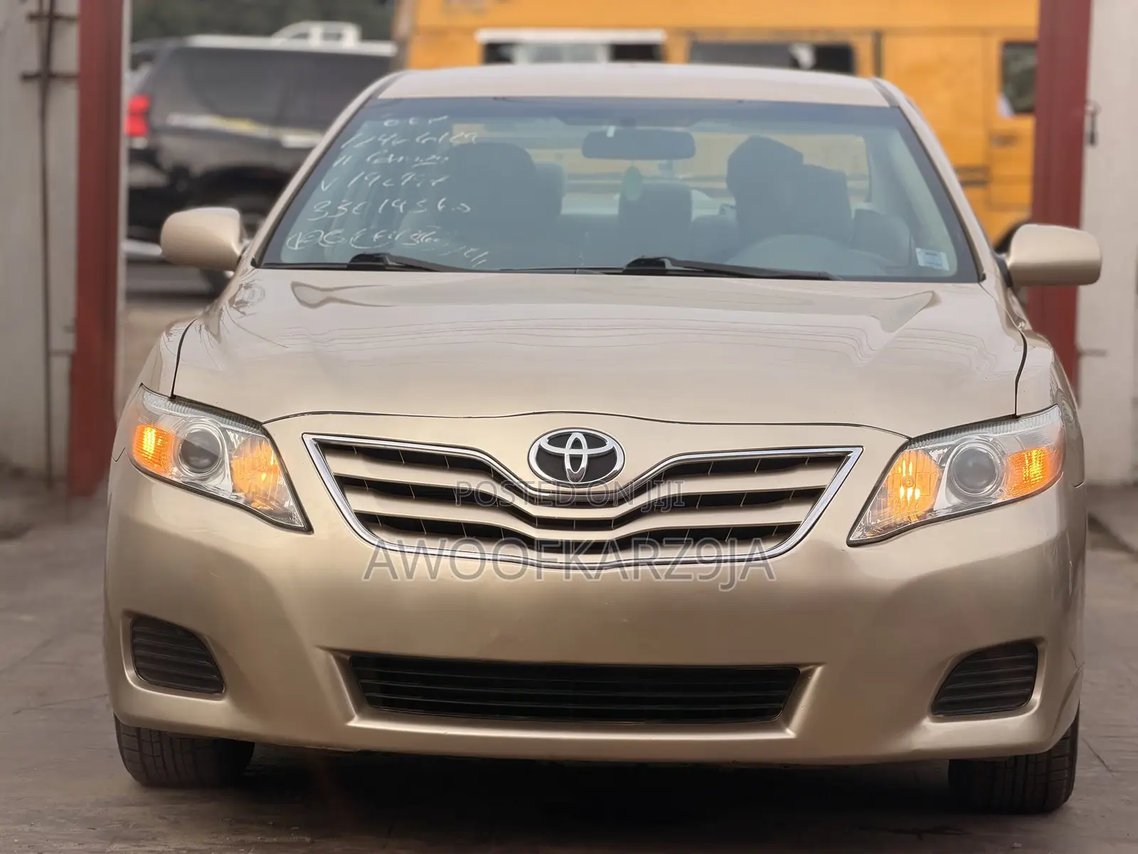 Toyota Camry LE 4dr Sedan (2.5L 4cyl 6A) 2011 Gold