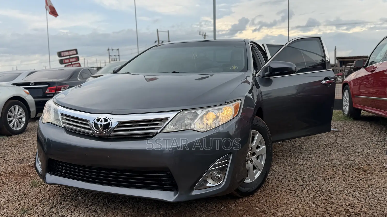 Toyota Camry LE 4dr Sedan (2.5L 4cyl 6A) 2013 Gray