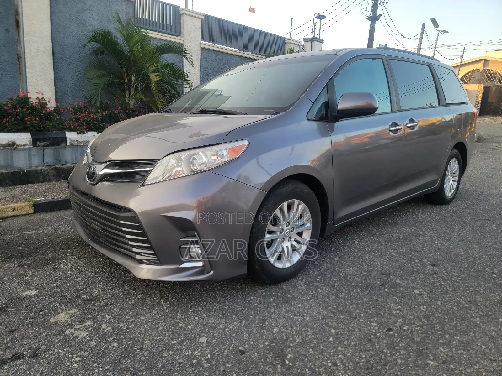 Toyota Sienna Limited Premium 7 Passenger (3.5L 6cyl 8A) 2017 Gray