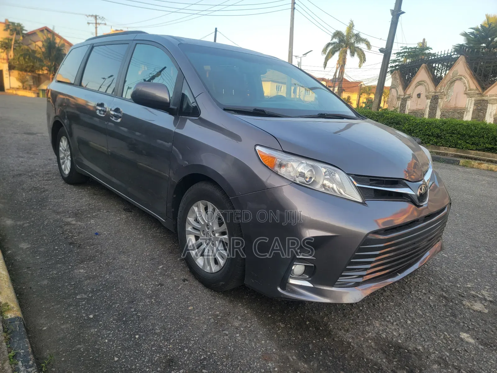 Toyota Sienna Limited Premium 7 Passenger (3.5L 6cyl 8A) 2017 Gray