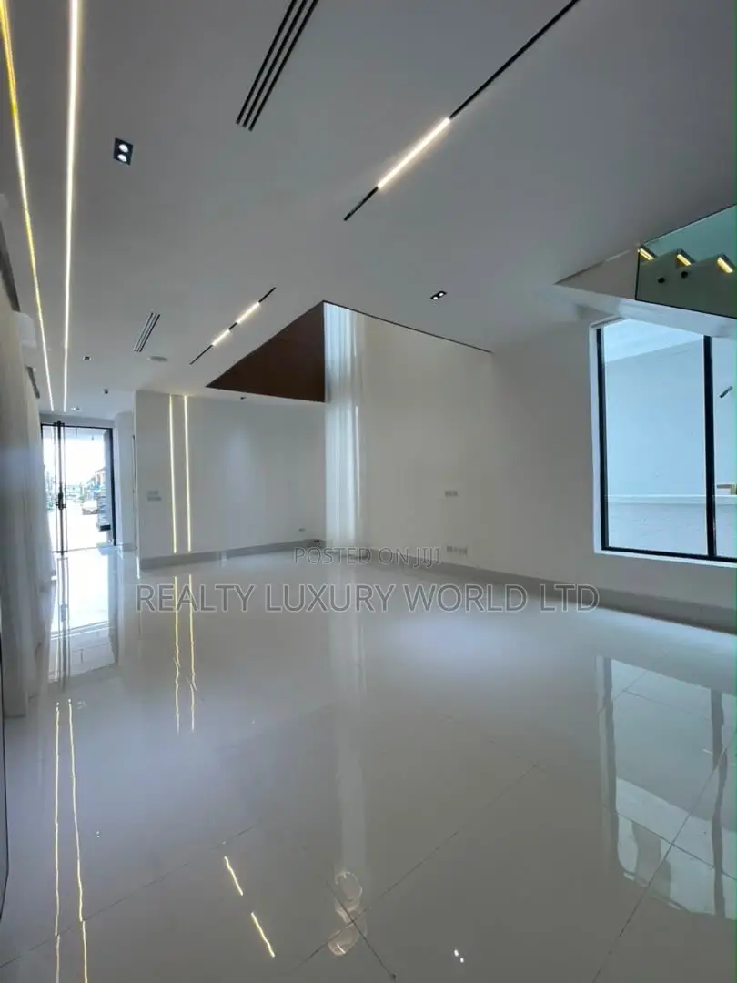 5bdrm Duplex in Chevron for sale