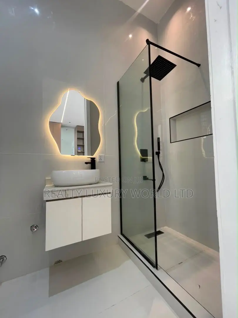 5bdrm Duplex in Chevron for sale