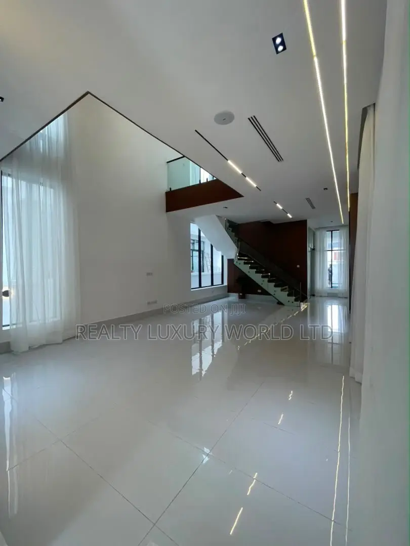 5bdrm Duplex in Chevron for sale