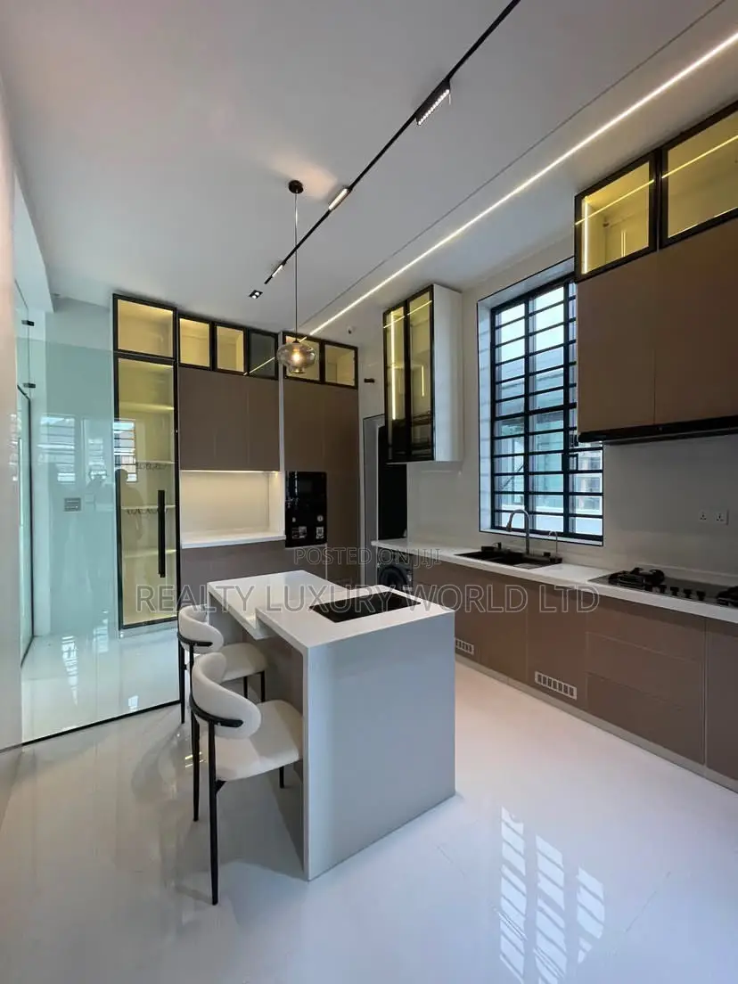 5bdrm Duplex in Chevron for sale