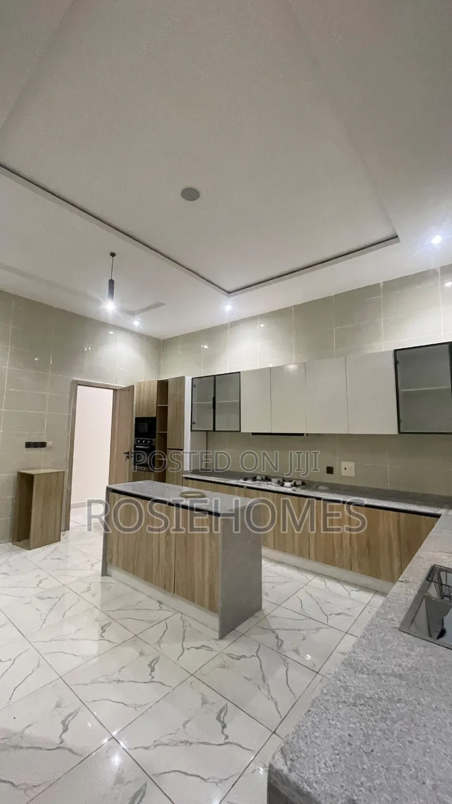 6bdrm Duplex in Chevron for rent
