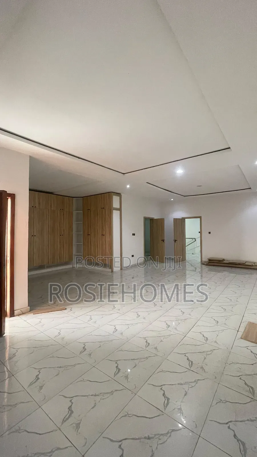6bdrm Duplex in Chevron for rent