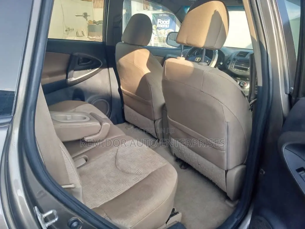 Toyota RAV4 2010 Gold
