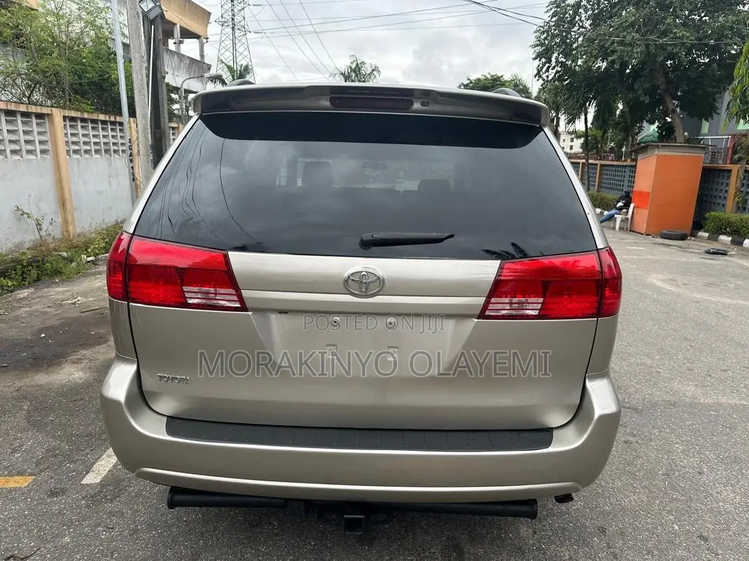 Toyota Sienna XLE AWD 2005 Gold