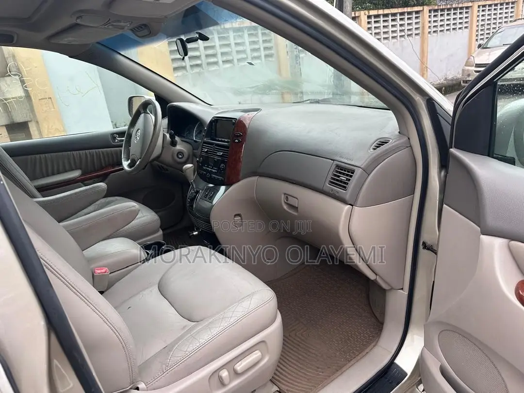 Toyota Sienna XLE AWD 2005 Gold