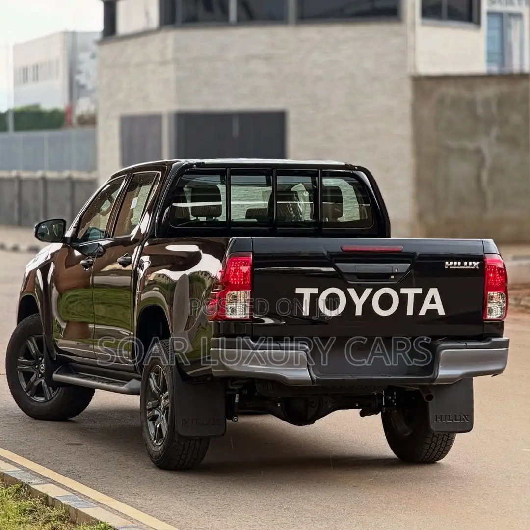 New Toyota Hilux 2026 Black