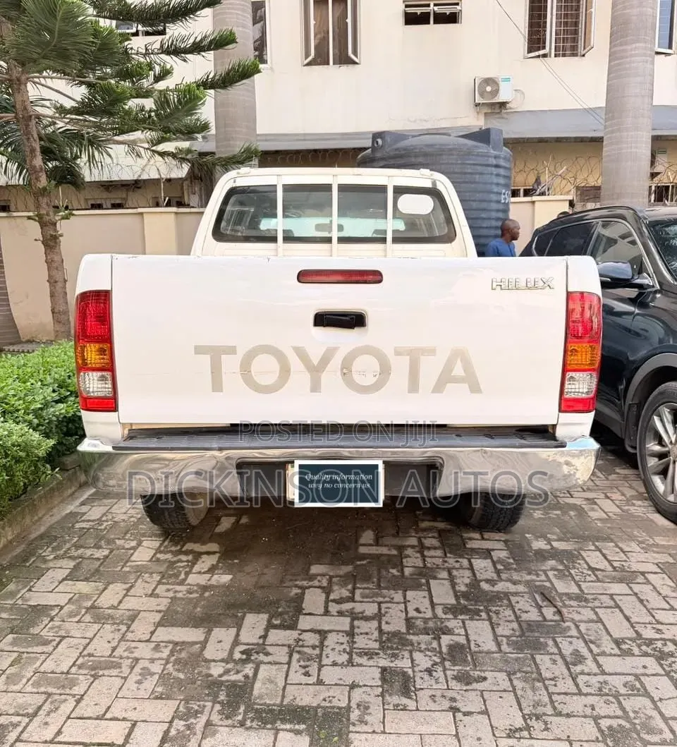 Toyota Hilux 2012 White