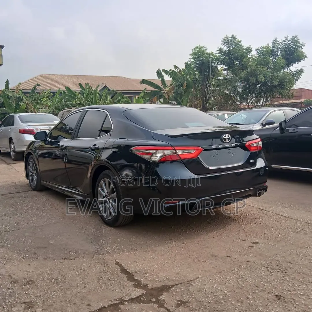 Toyota Camry SE FWD (2.5L 4cyl 8AM) 2018 Black