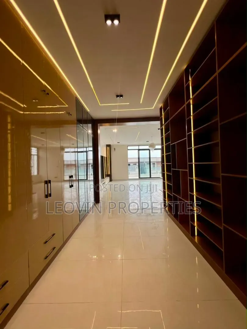 5bdrm Duplex in Chevron for sale
