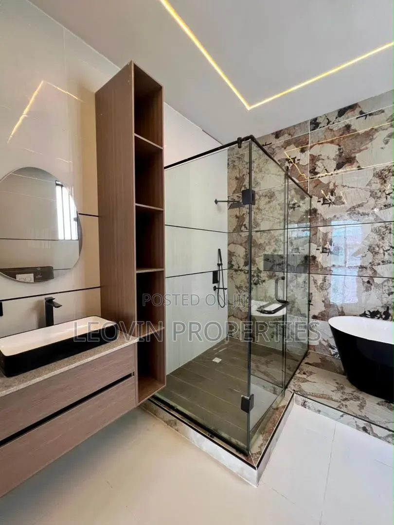 5bdrm Duplex in Chevron for sale