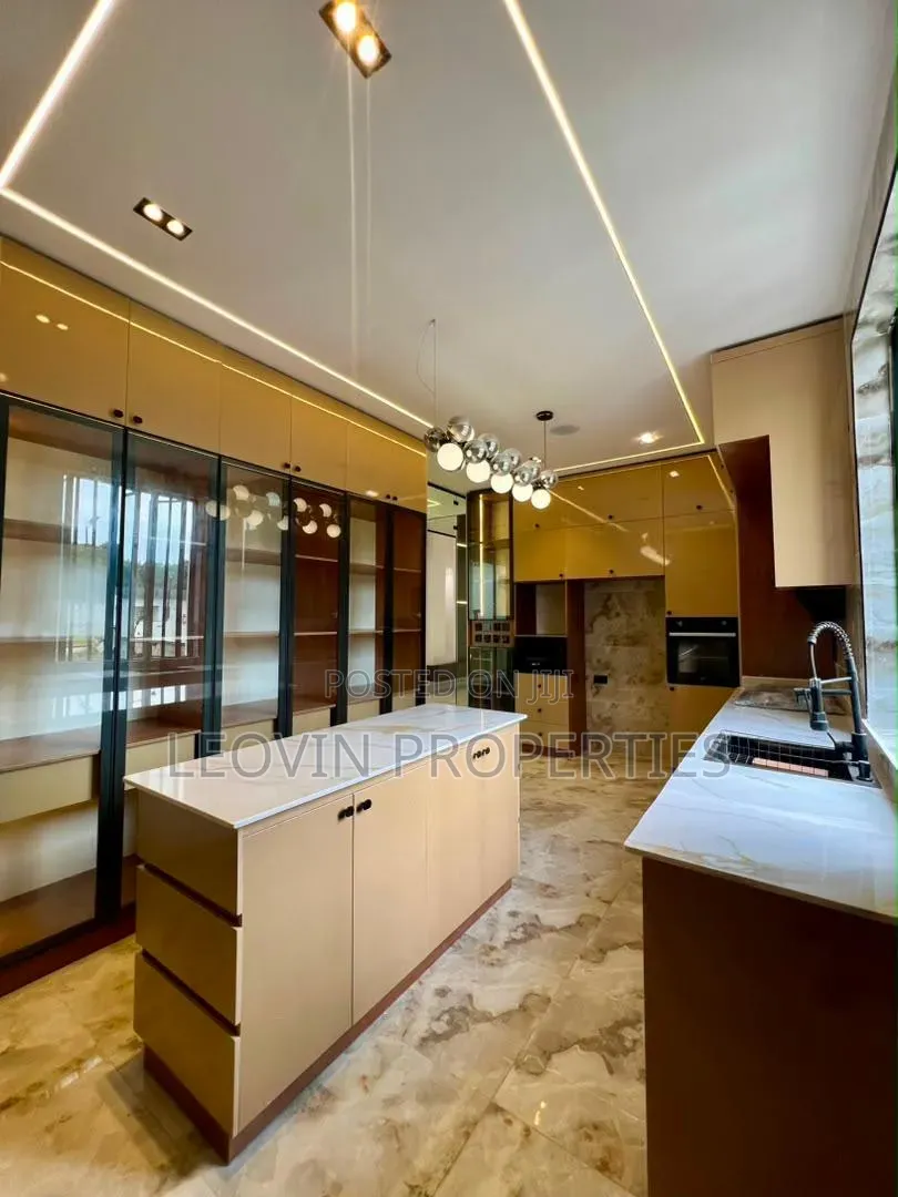 5bdrm Duplex in Chevron for sale