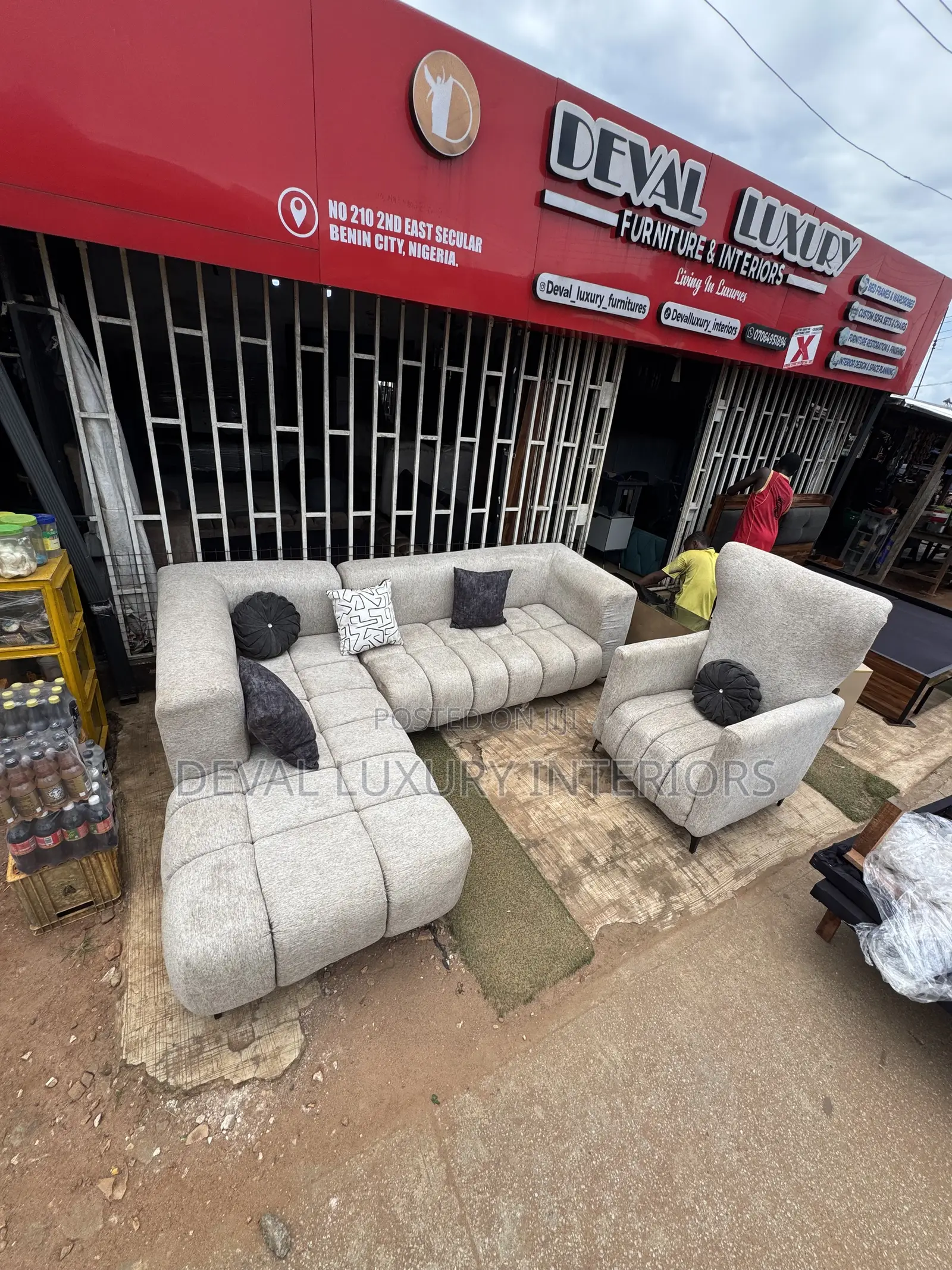 Large Luxurious 6 Seater Corner Sofa With Throw Pillows