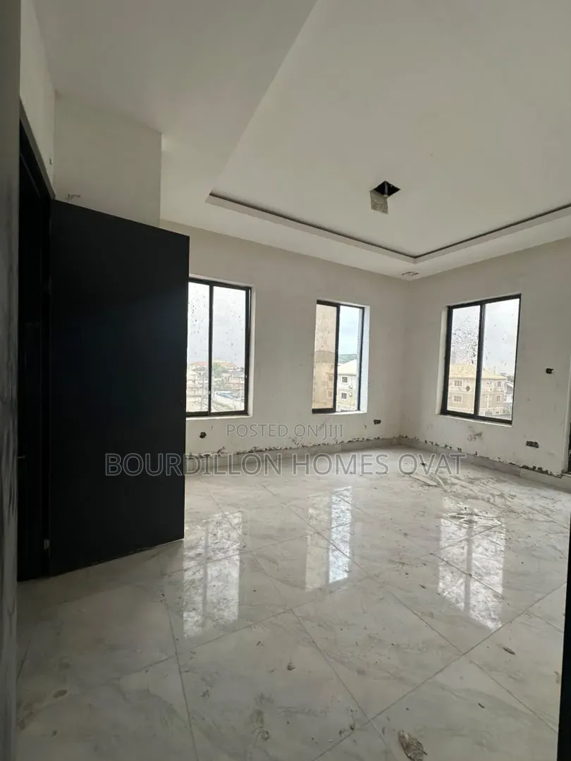 3bdrm Apartment in Victoria Island for sale
