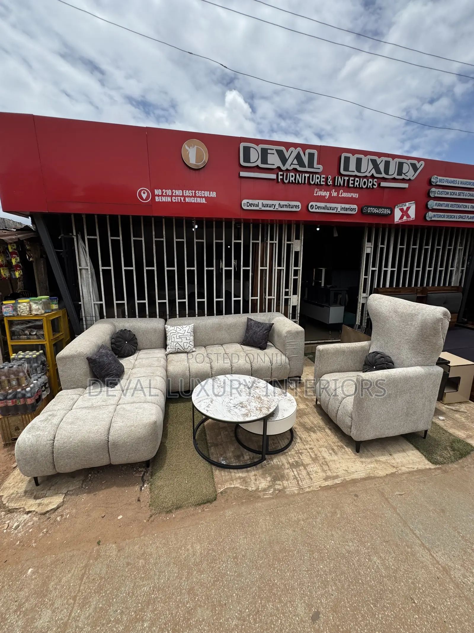 Large Luxury Set of L-Chair With Coffee Table and Throw Pillows