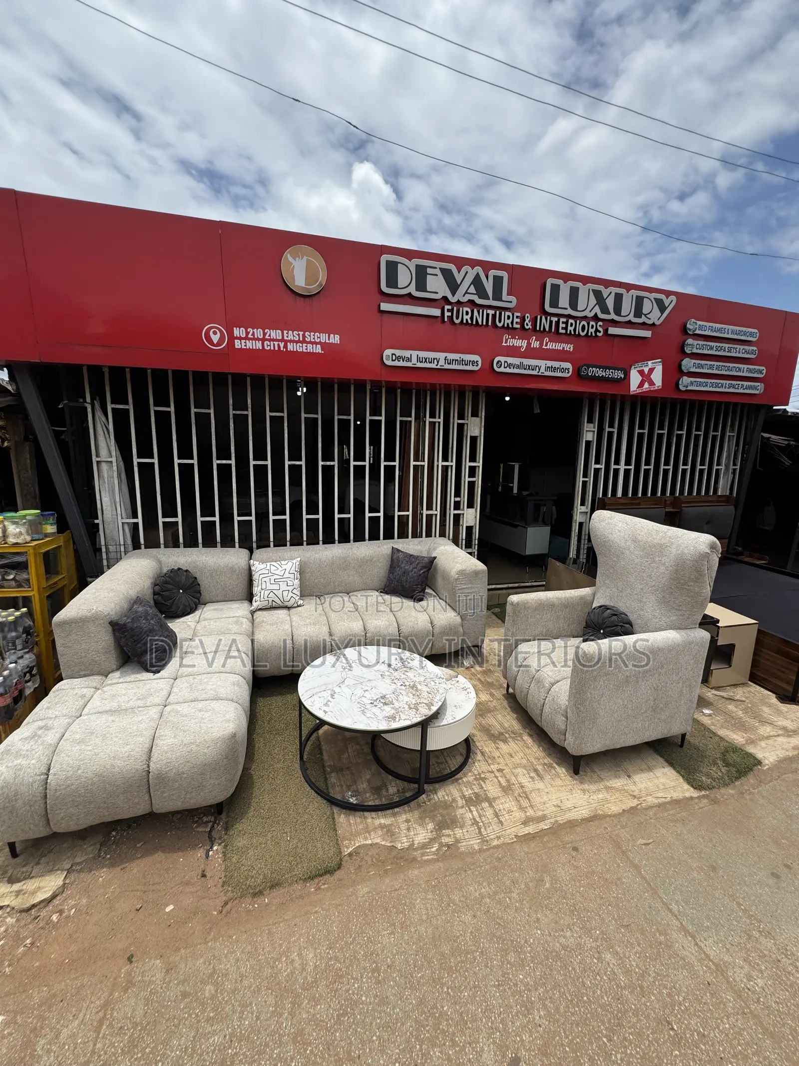 Large Luxury Set of L-Chair With Coffee Table and Throw Pillows