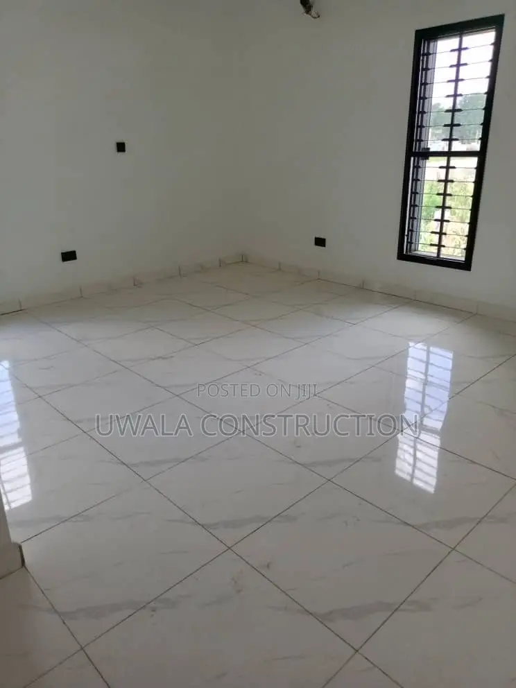 5bdrm Duplex in Gaduwa for sale