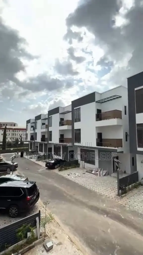 5bdrm Duplex in Mabushi for sale