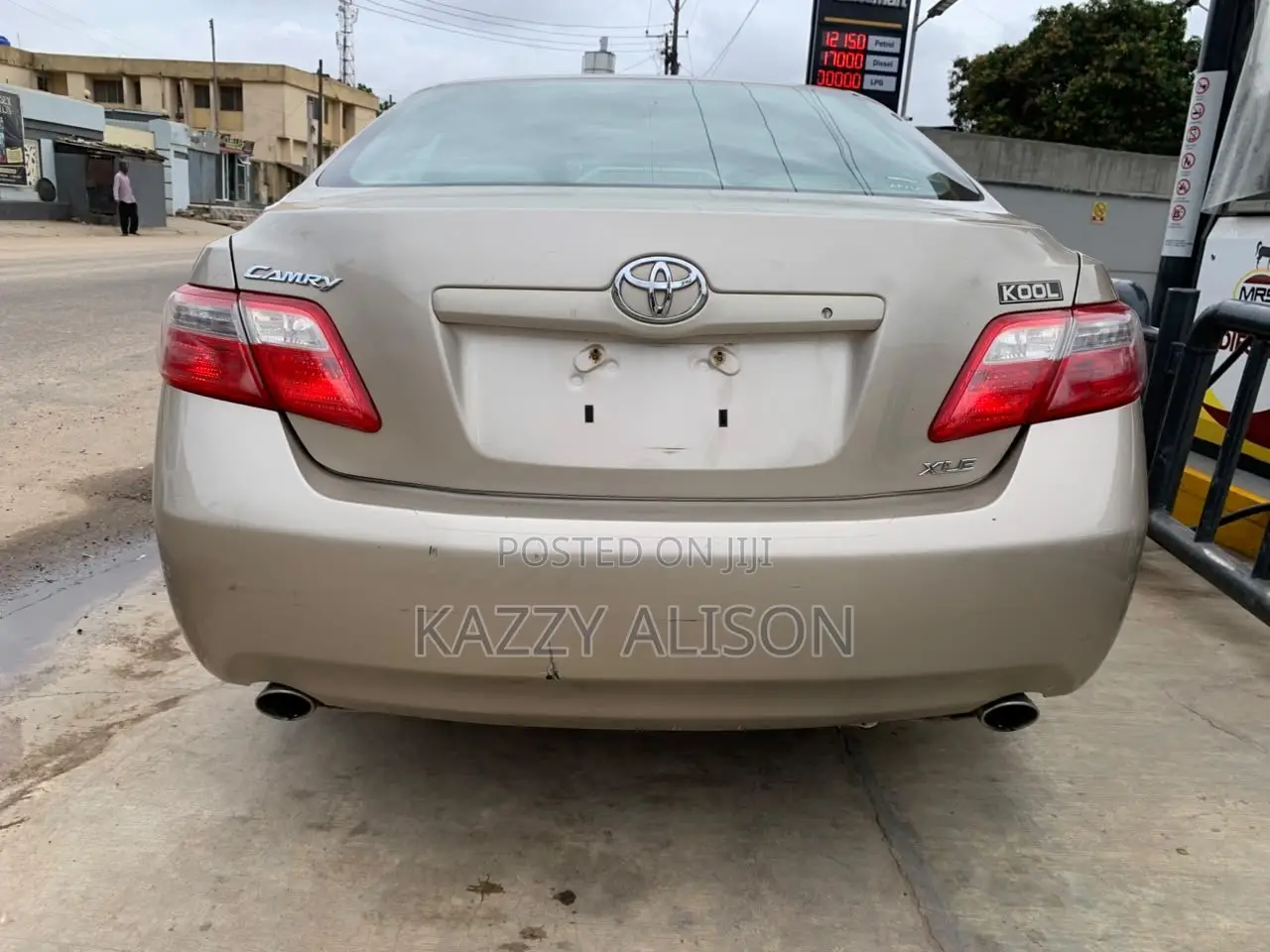 Toyota Camry XLE V6 4dr Sedan (3.5L 6cyl 6AM) 2009 Gold