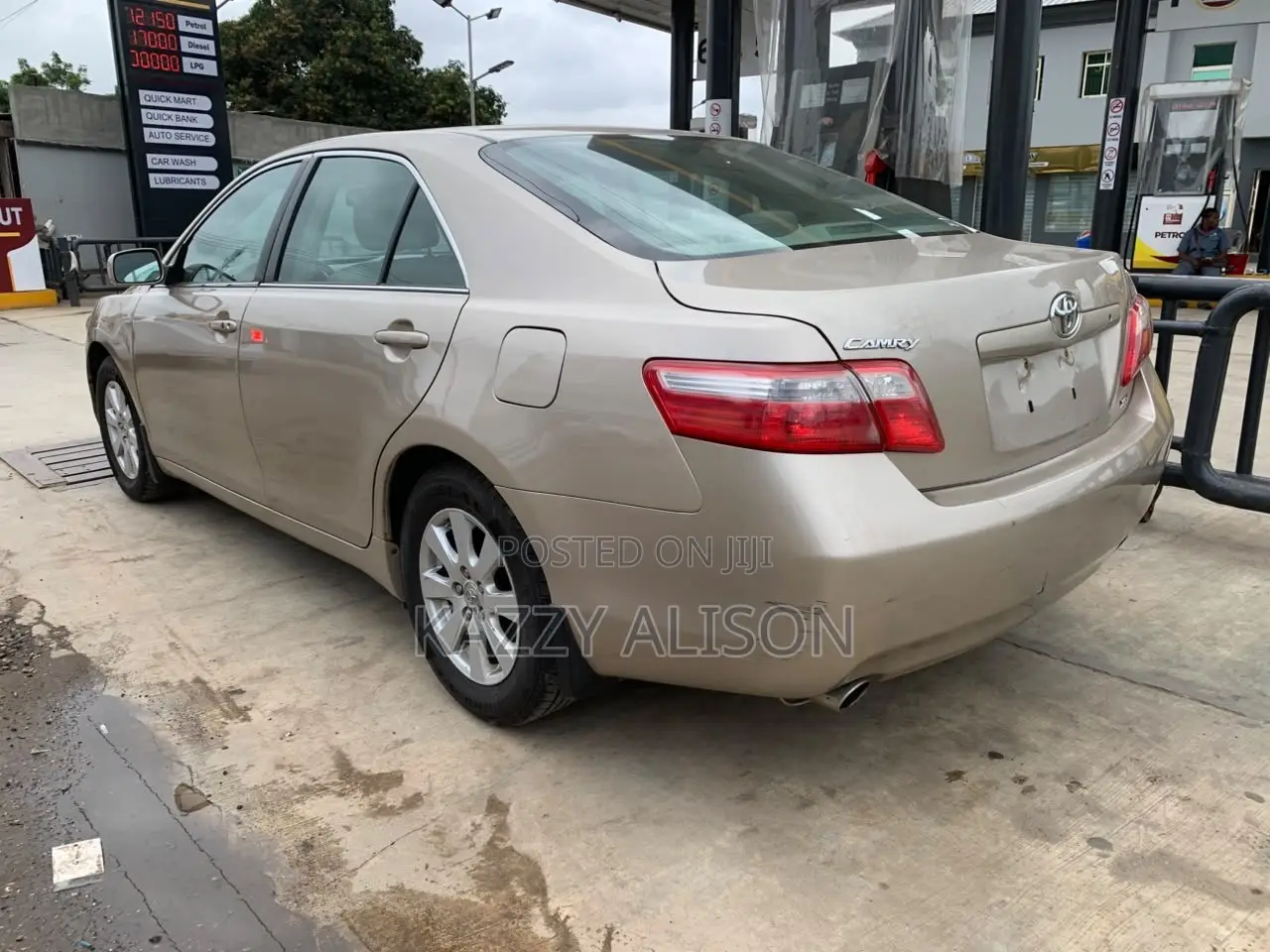 Toyota Camry XLE V6 4dr Sedan (3.5L 6cyl 6AM) 2009 Gold