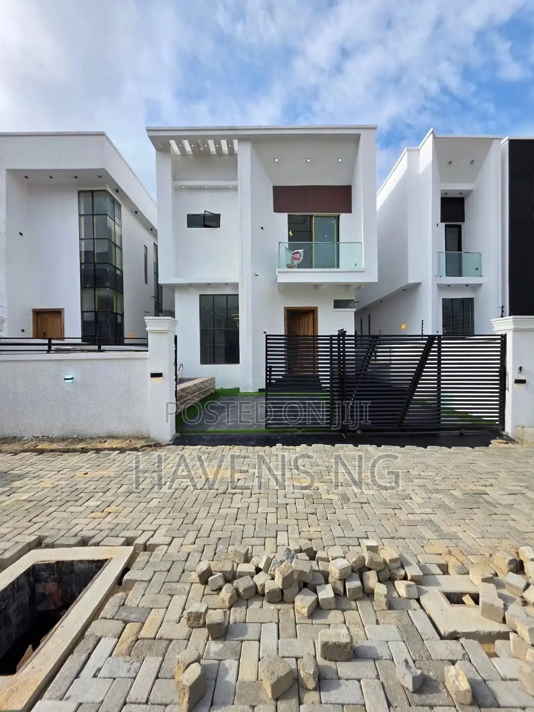 4bdrm Duplex in Chevron for sale