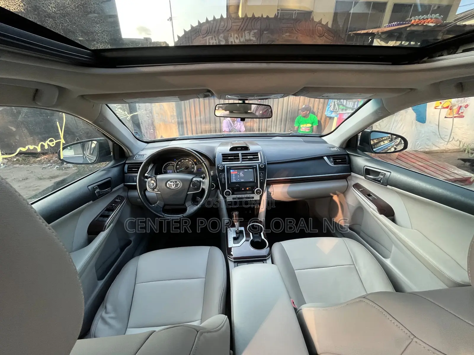 Toyota Camry XLE 4dr Sedan (2.5L 4cyl 6A) 2012 Gray