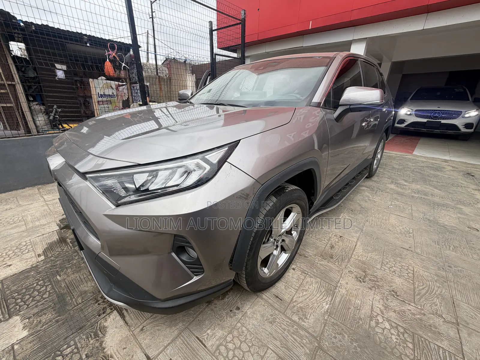 Toyota RAV4 XLE 2021 Gray