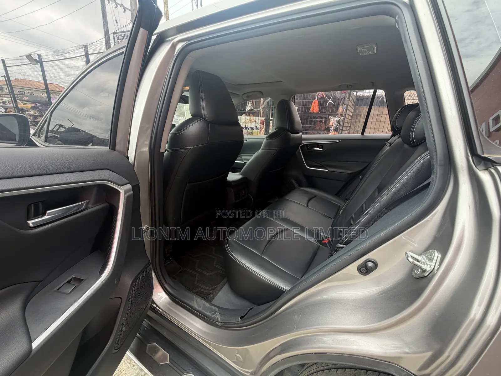 Toyota RAV4 XLE 2021 Gray