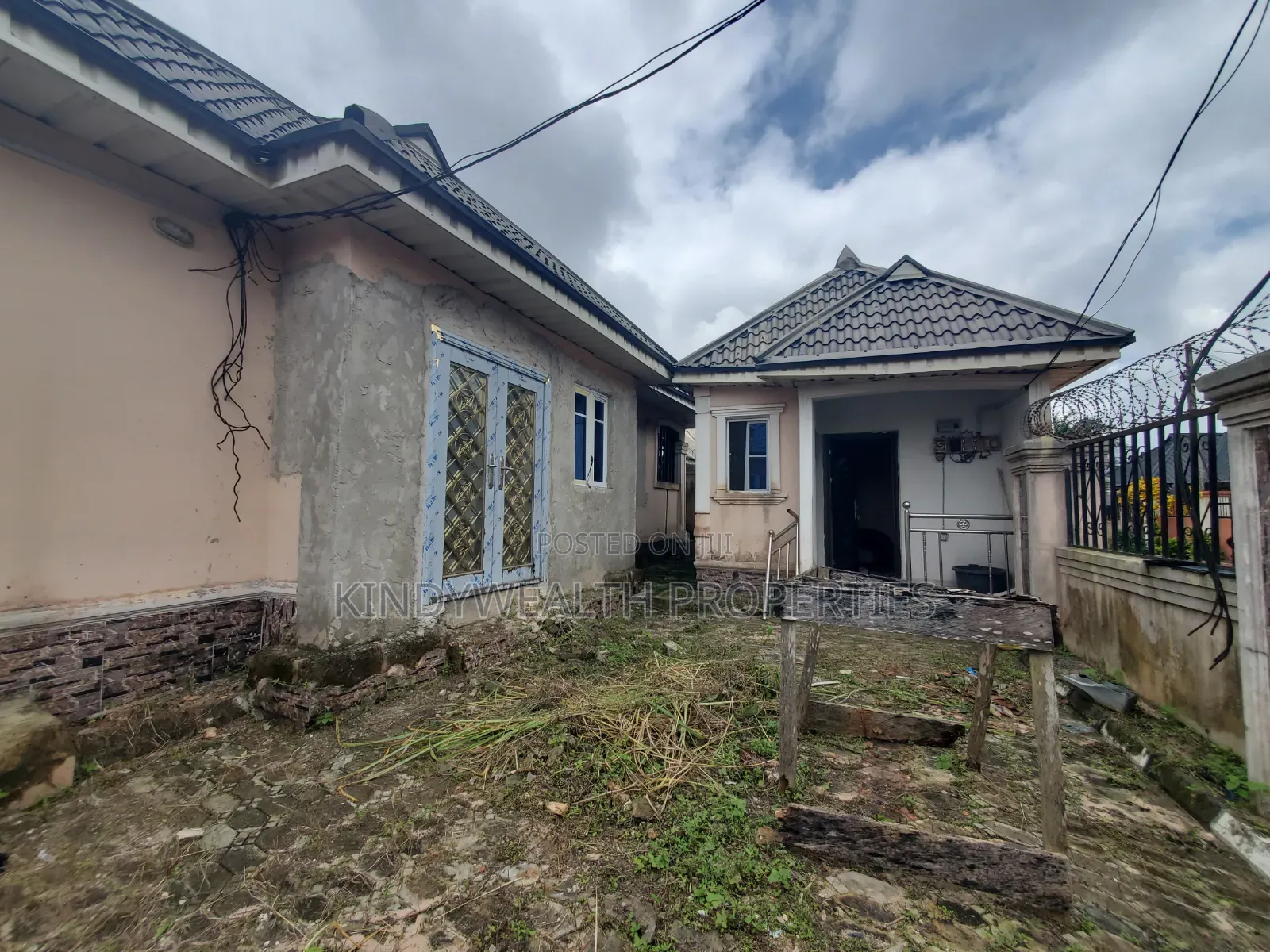 20bdrm Apartment in Agbor, Ikpoba-Okha for sale