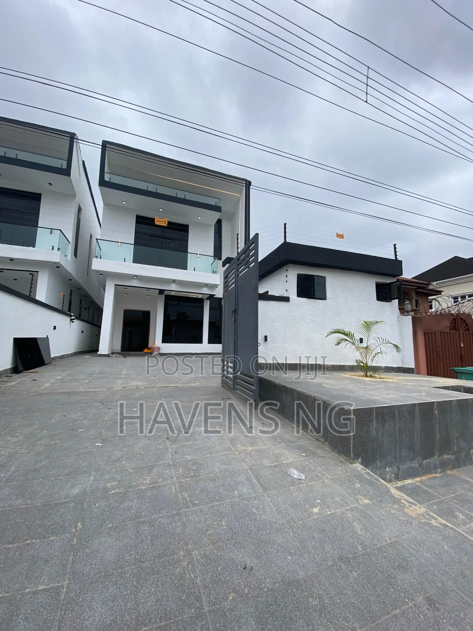 5bdrm Duplex in Ikota for sale