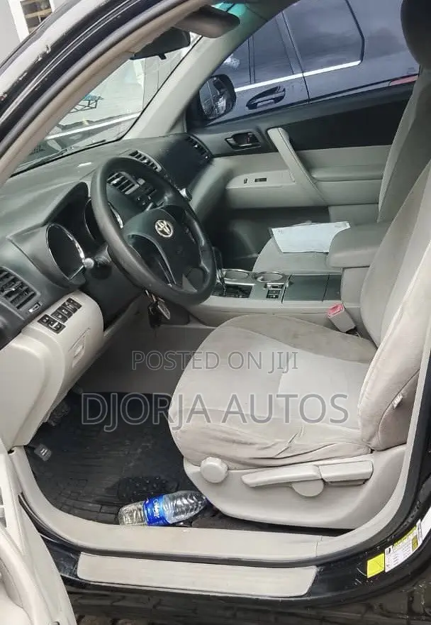 Toyota Highlander SE 2012