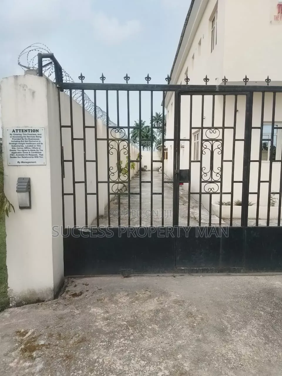 20bdrm House in Eneka for sale