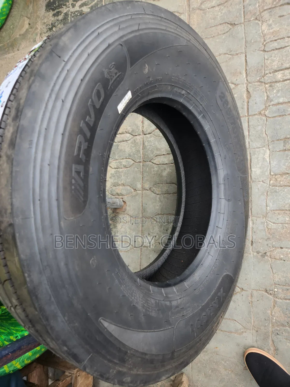 285/70r19.5 Arivo Original