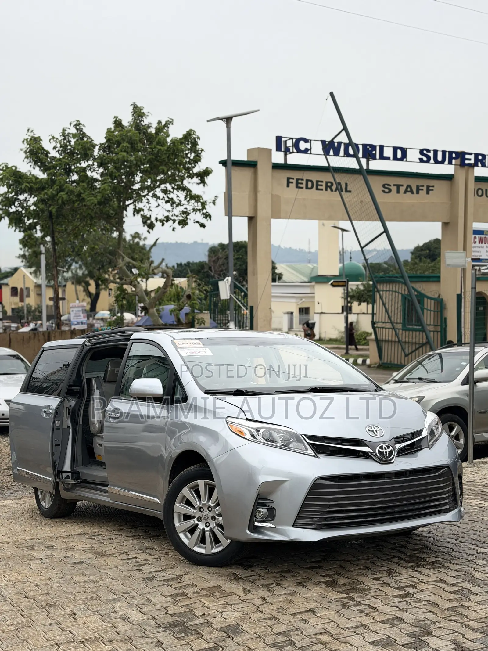 Toyota Sienna Limited AWD 7-Passenger 2013 Silver