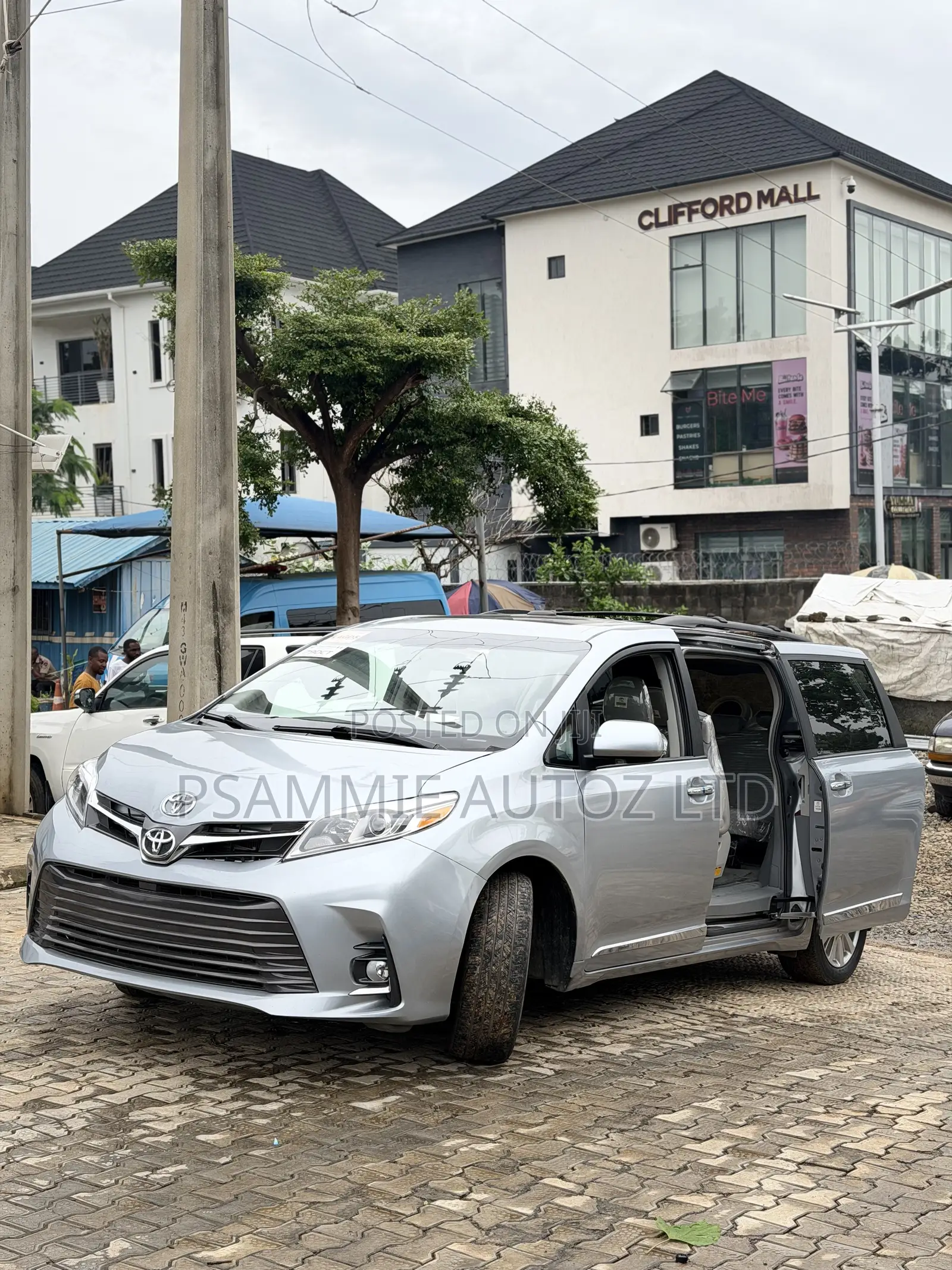 Toyota Sienna Limited AWD 7-Passenger 2013 Silver