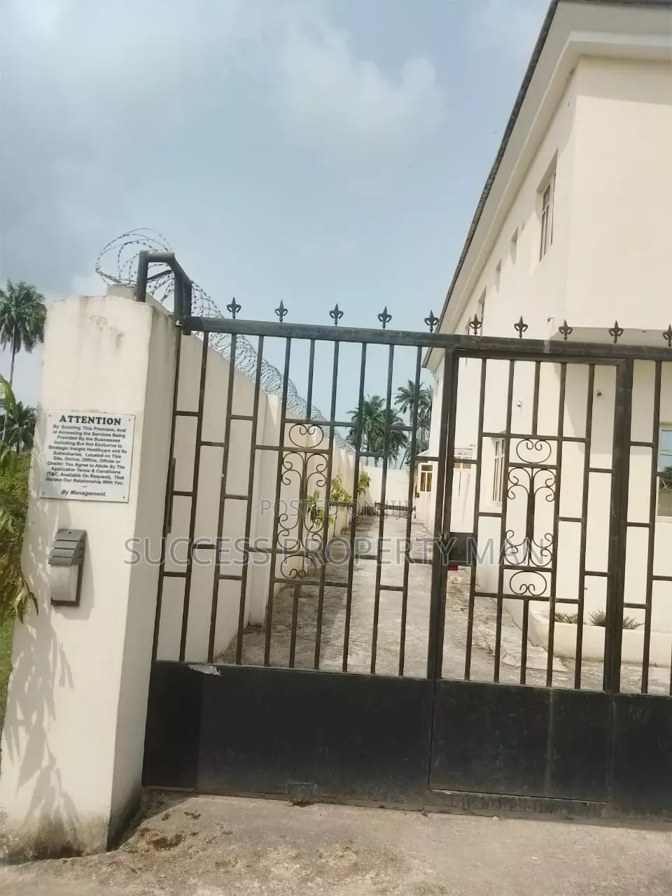 20bdrm House in Eneka for sale