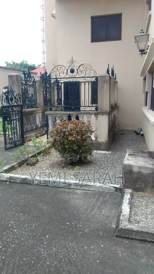 8bdrm Duplex in Abacha for rent