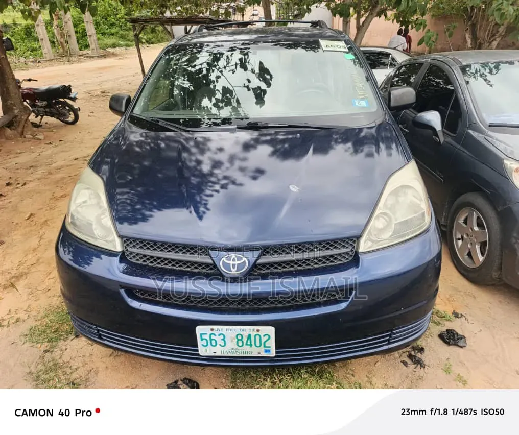 Toyota Sienna 2024 Blue