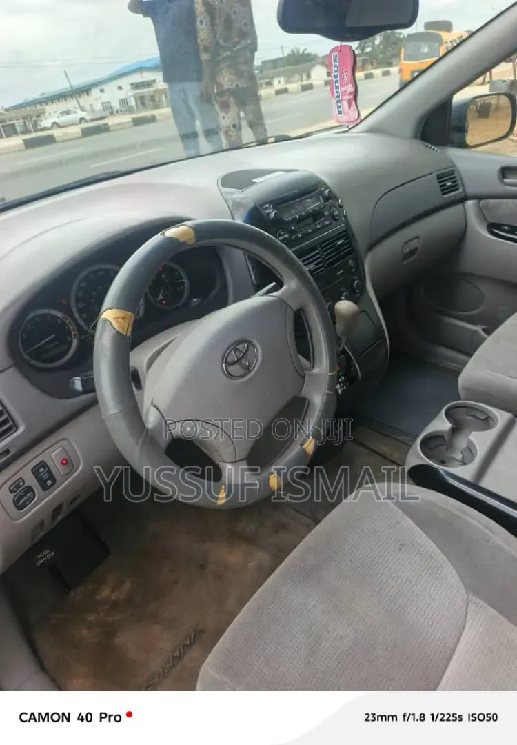 Toyota Sienna 2024 Blue